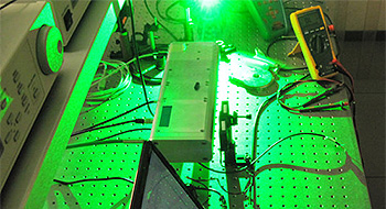 Produttori di sorgenti laser con tecnologia DPSS e fiber laser per applicazioni di marcatura e saldatura